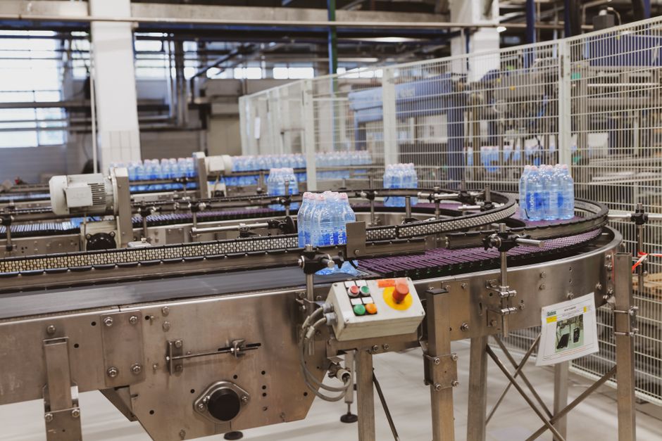 Grânulos de polímeros em processo de fabricação, matéria-prima essencial para a indústria moderna.