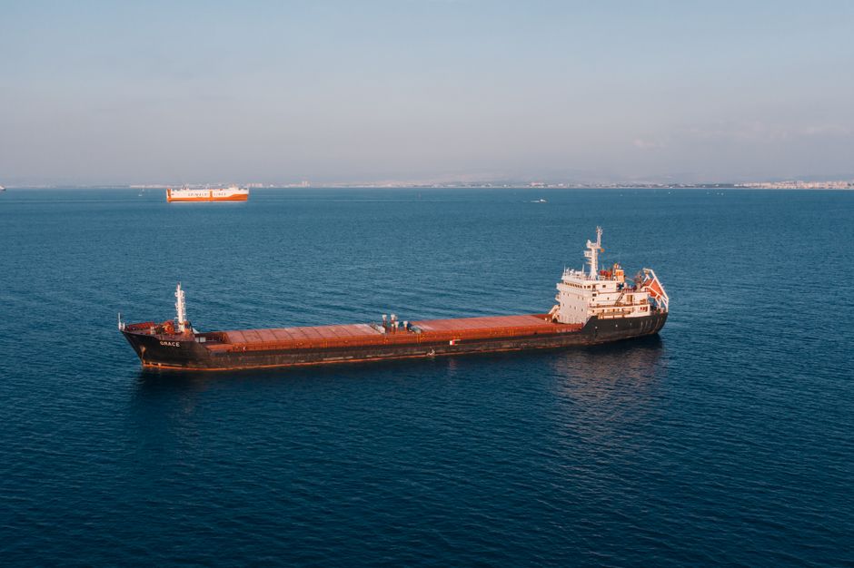 Sistema de rastreamento avançado monitorando a localização exata de um navio de carga em alto mar, garantindo a pontualidade.