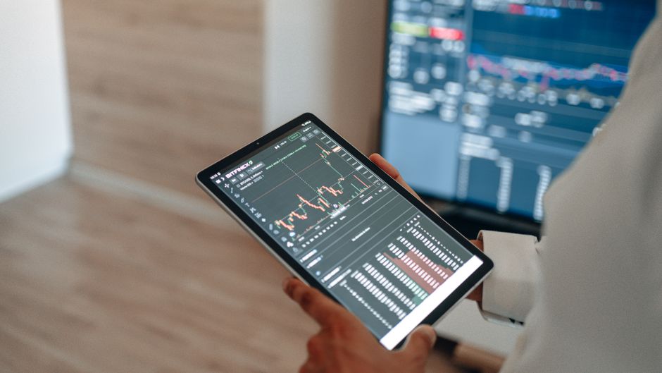 Painel de controle moderno exibindo gráficos e dados em tempo real, essencial para o acompanhamento preciso das operações.