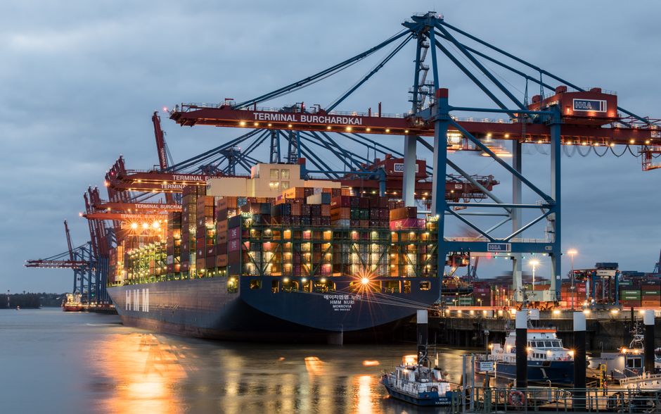 Tecnologia blockchain integrando operações portuárias, desde o carregamento da carga até a chegada.