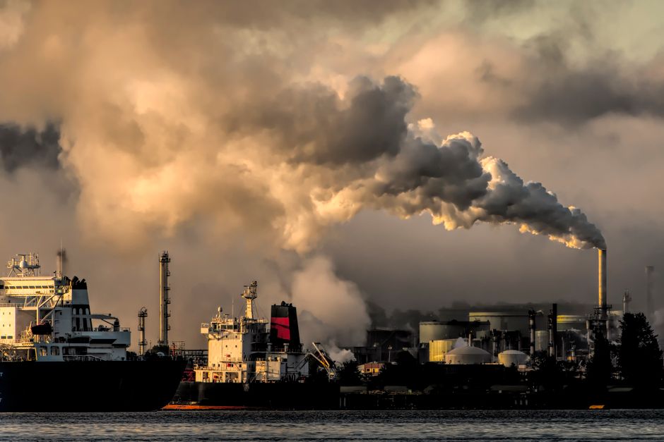 Navios modernos buscam soluções para reduzir a emissão de gases poluentes e otimizar a eficiência.