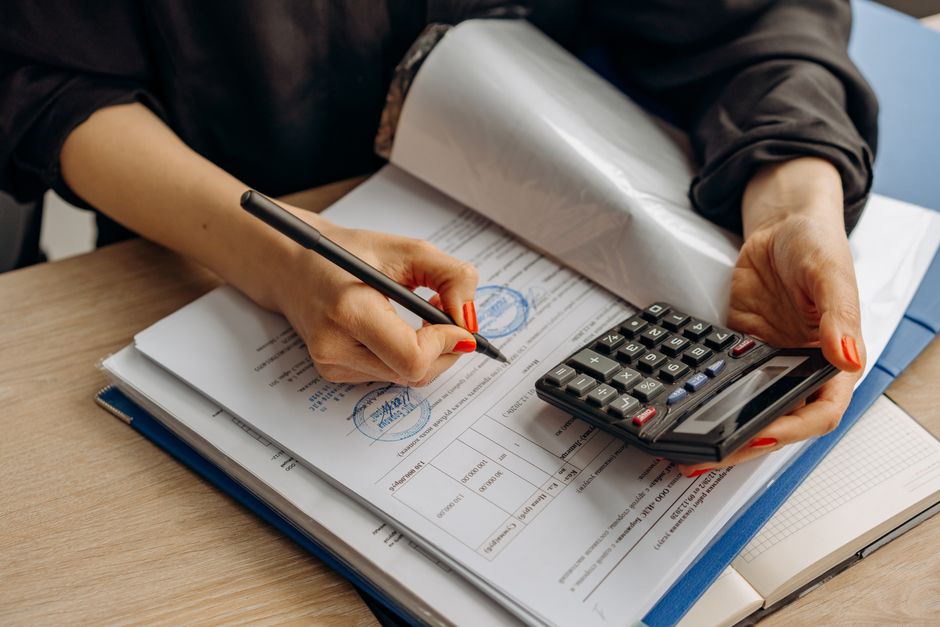 Equipes especializadas utilizam dados para auditorias e conformidade fiscal no comércio exterior.