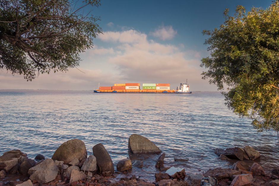 Cadeado digital simbolizando a proteção de cargas em navios de contêineres