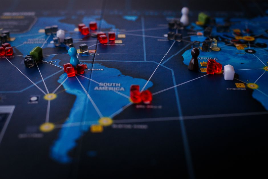 A complexidade das cadeias de suprimentos globais exige planejamento e resiliência estratégicos.